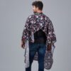 Capa de peluquería con estampado floral, ideal para estilistas creativos.