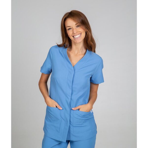 Blusa Mujer Sonia en microfibra 100% poliéster, manga corta y cuello pico para profesionales de la salud