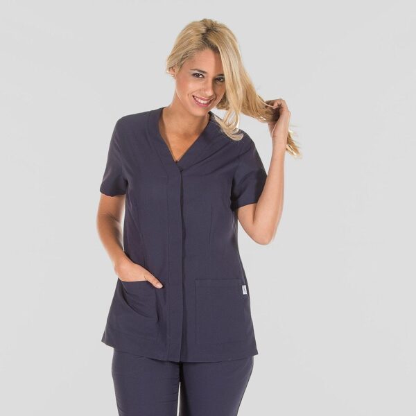 Blusa Mujer Sonia en microfibra 100% poliéster, manga corta y cuello pico para profesionales de la salud