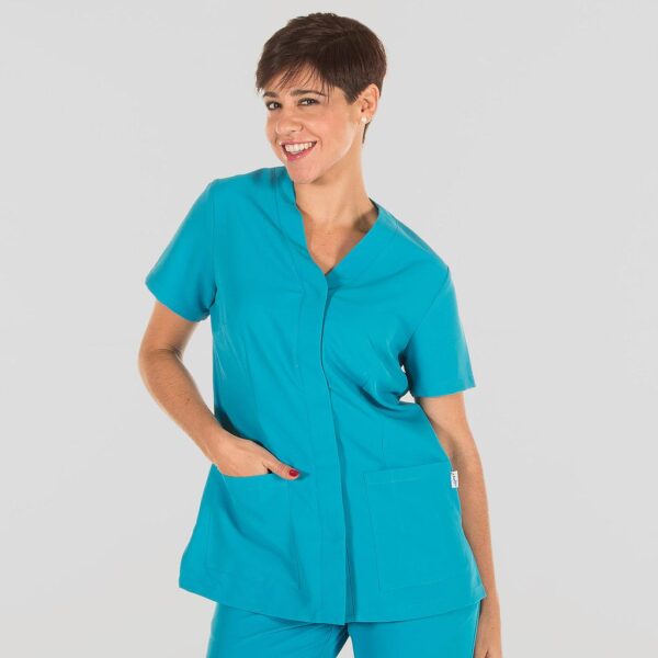 Blusa Mujer Sonia en microfibra 100% poliéster, manga corta y cuello pico para profesionales de la salud