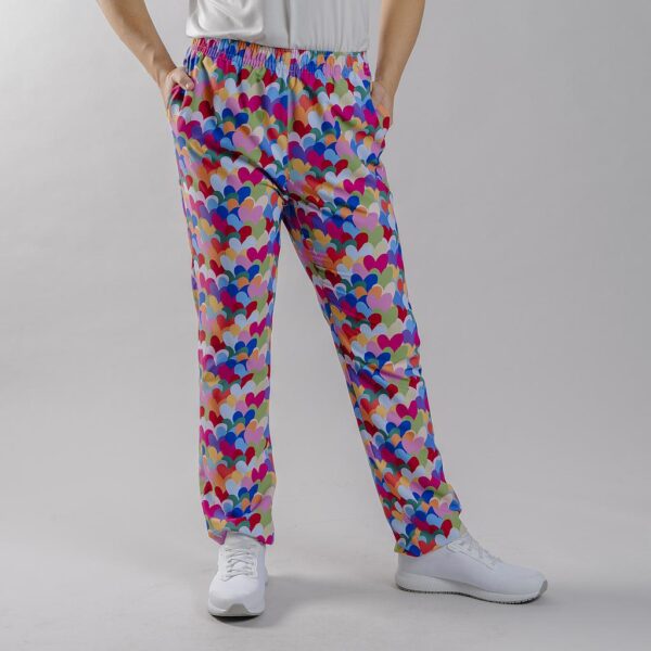 Pantalón Unisex Heart Algodón Agatha, diseño con estampado de corazones multicolor.