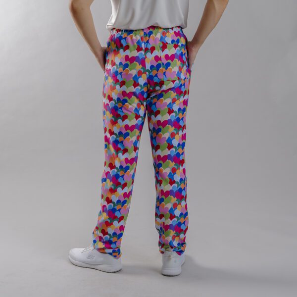 Pantalón Unisex Heart Algodón Agatha, diseño con estampado de corazones multicolor.